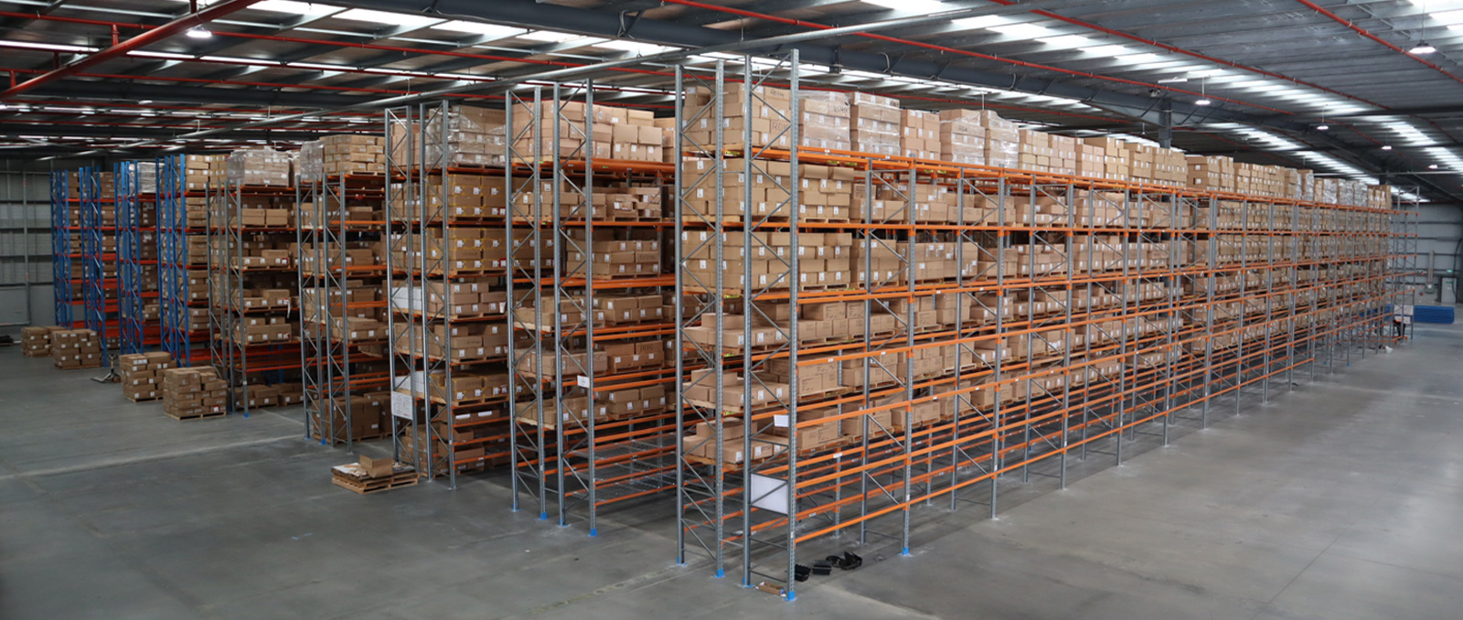 Selective pallet racking in a warehouse